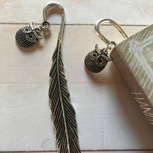 Silver feather metal bookmark w/ owl hanging charm